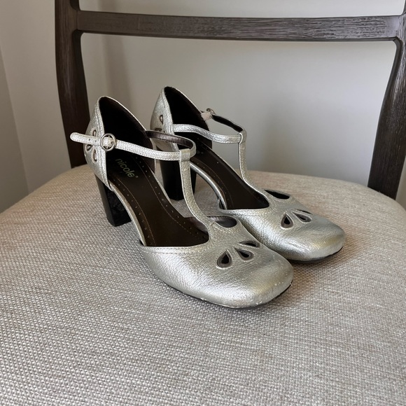 Adorable Nicole Silver Heels W/ Beautiful Details - Picture 2 of 4